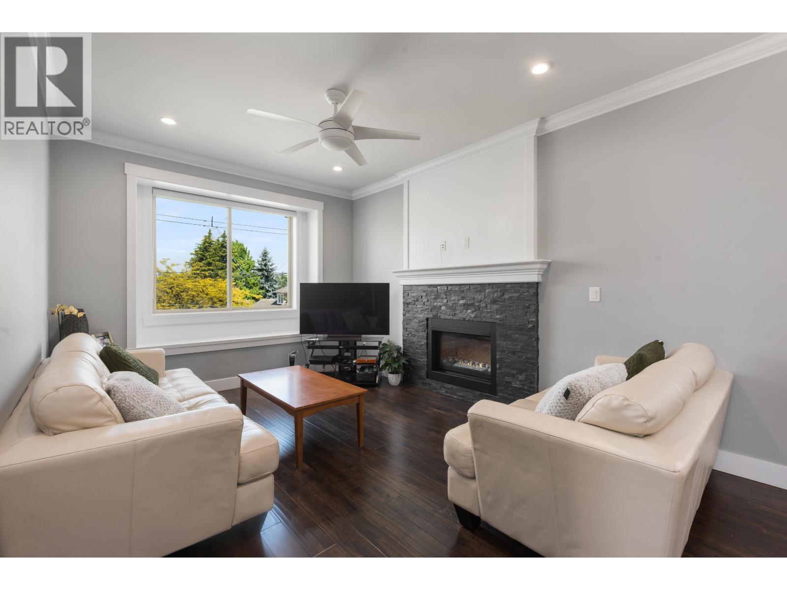 7348 11th Avenue, Burnaby, British Columbia  V3N 2N1 - Photo 3 - R3130748