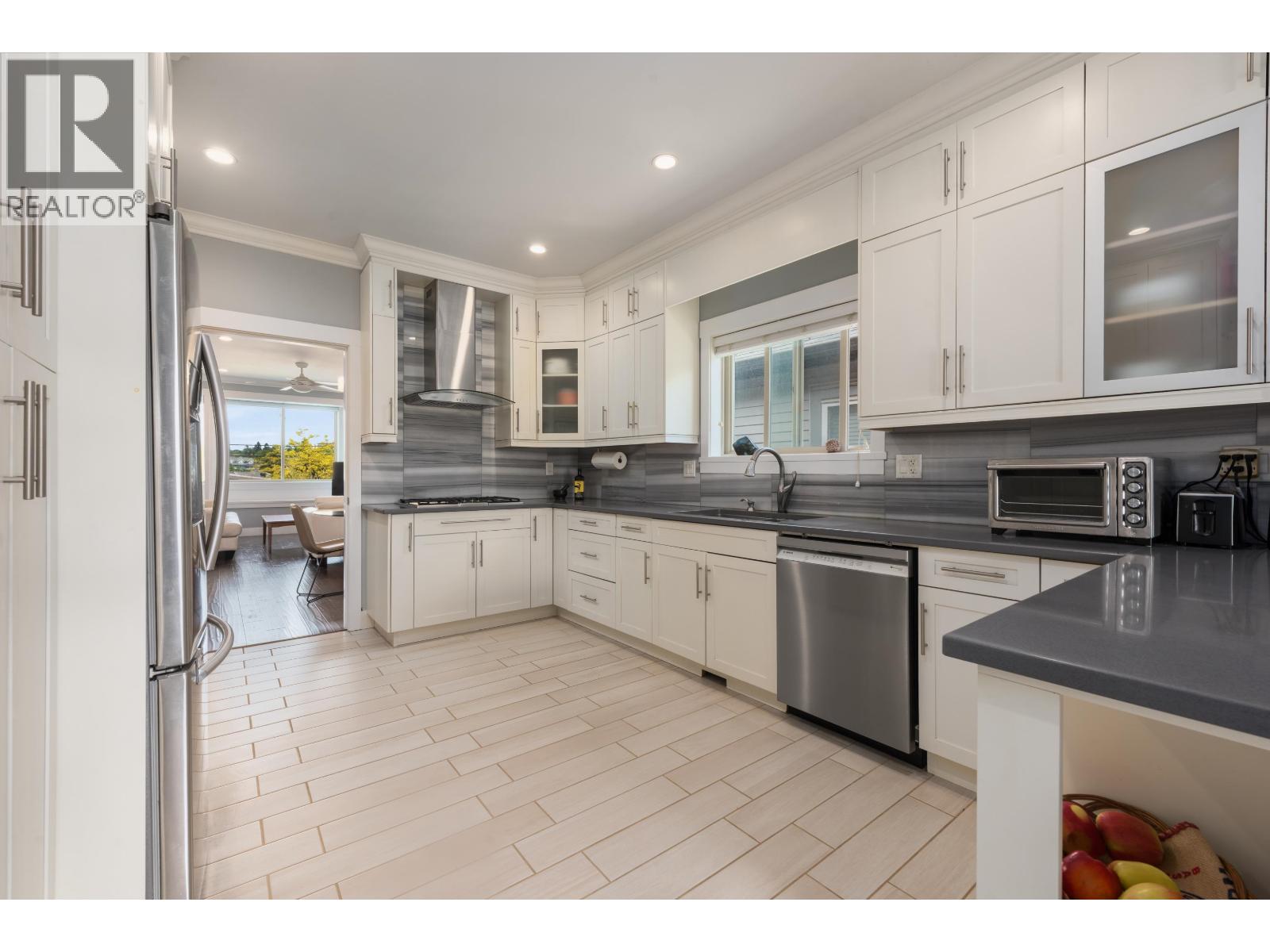 7348 11th Avenue, Burnaby, British Columbia  V3N 2N1 - Photo 7 - R3130748