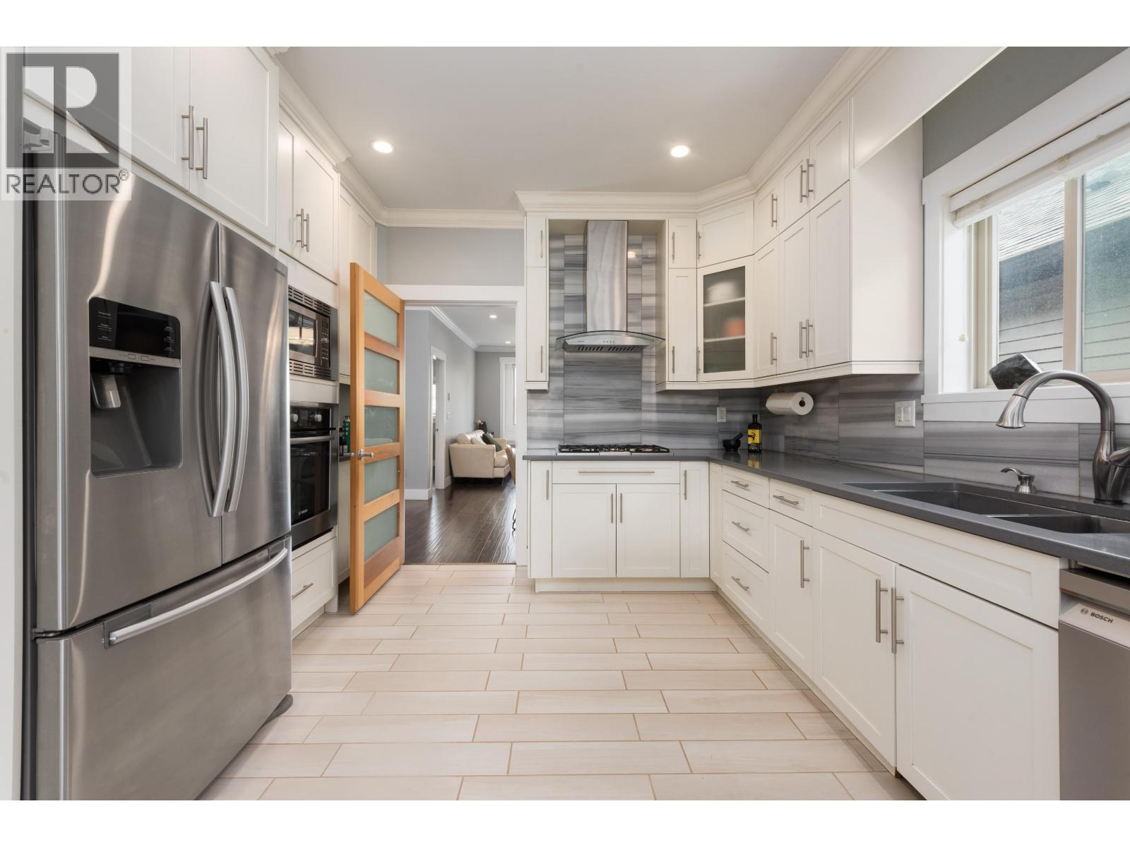 7348 11th Avenue, Burnaby, British Columbia  V3N 2N1 - Photo 8 - R3130748