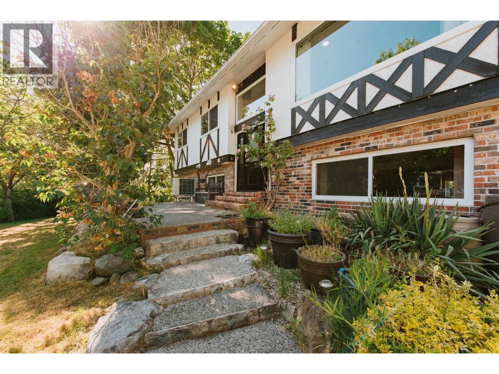 934 Davis Road, Gibsons, British Columbia  V0N 1V8 - Photo 2 - R3130658