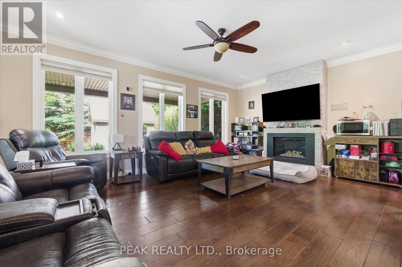 901 Valebrook Court, Kitchener, Ontario  N2A 0E5 - Photo 4 - X13221236