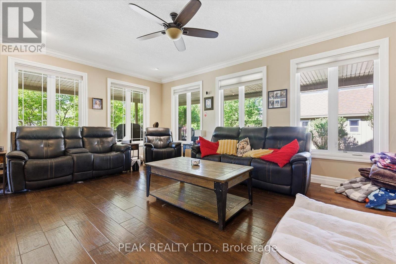 901 Valebrook Court, Kitchener, Ontario  N2A 0E5 - Photo 5 - X13221236