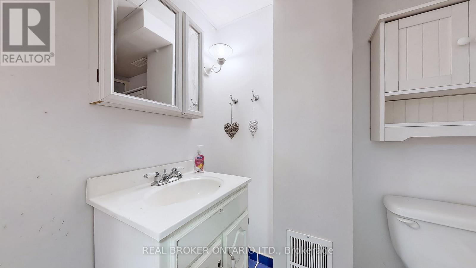 351 Taylor Mills Drive N, Richmond Hill, Ontario  L4C 2T8 - Photo 8 - N13225918
