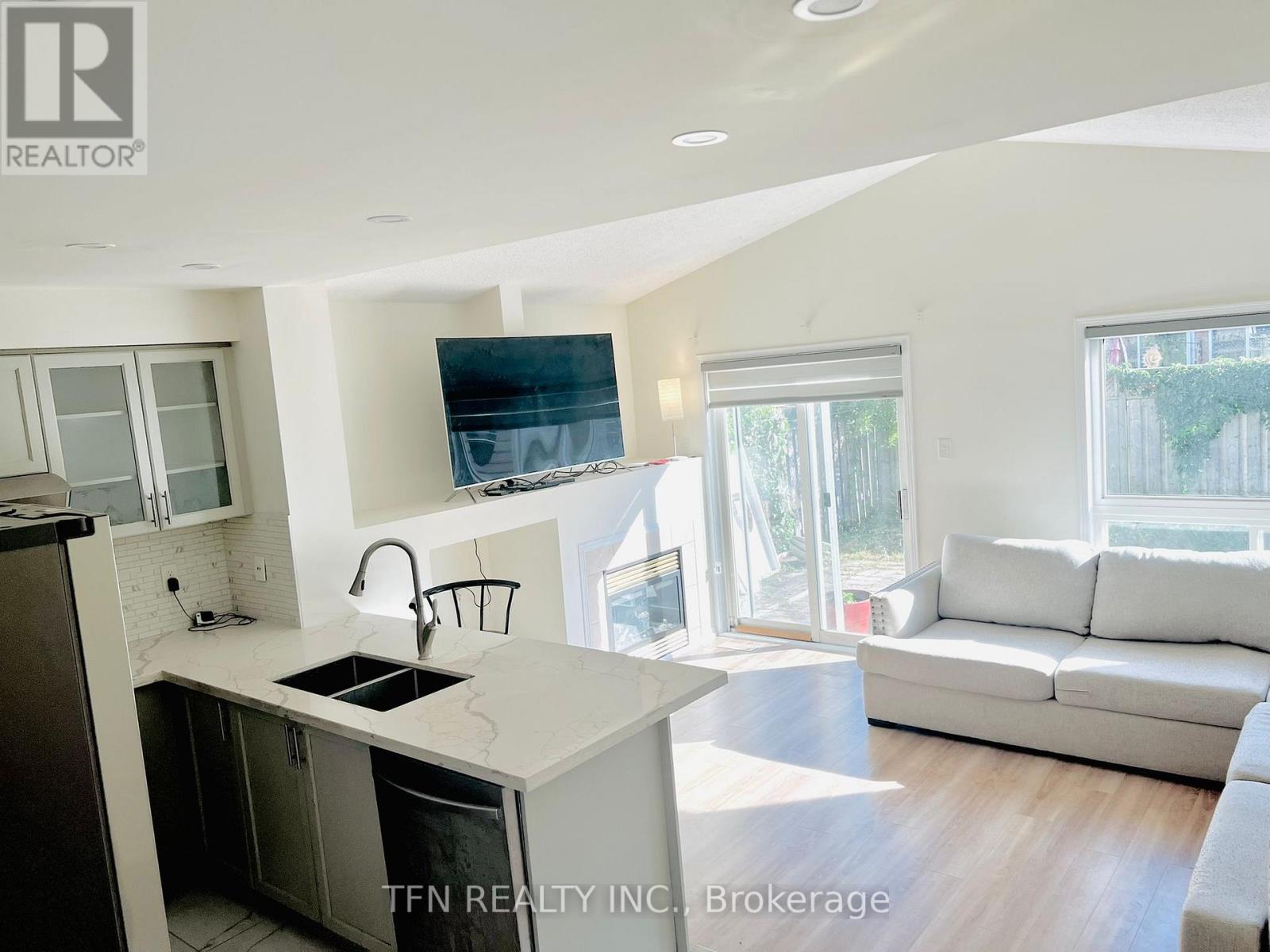 5846 Delle Donne Drive, Mississauga, Ontario  L5M 6R8 - Photo 3 - W13225896