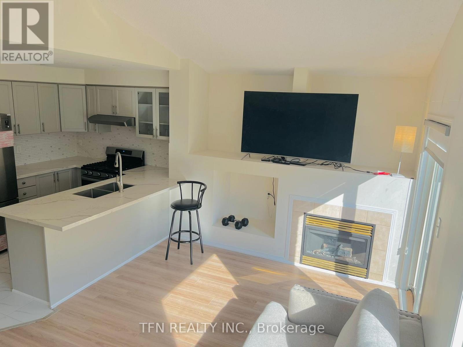 5846 Delle Donne Drive, Mississauga, Ontario  L5M 6R8 - Photo 4 - W13225896