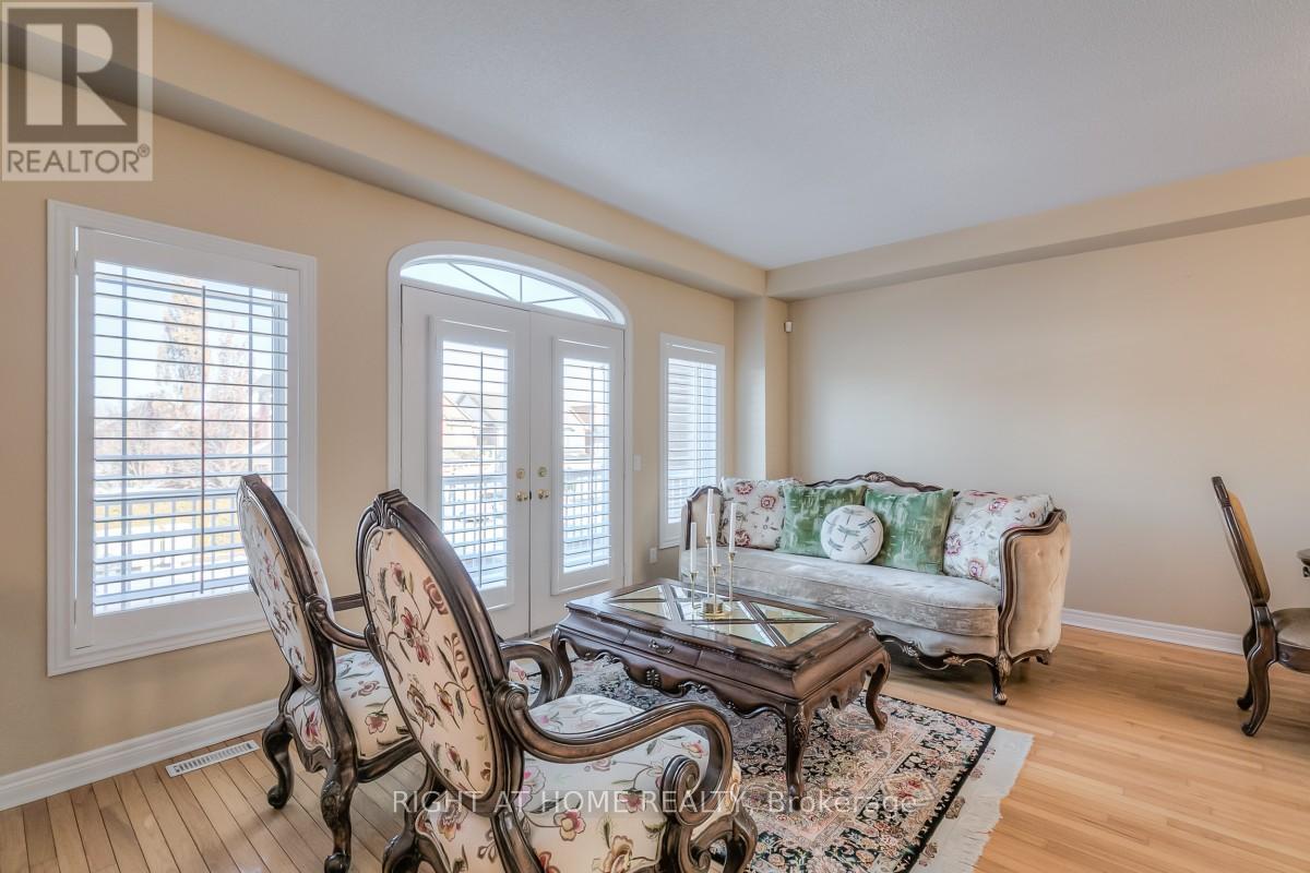 63 Snowy Meadow Avenue, Richmond Hill, Ontario  L4E 3V4 - Photo 3 - N13226126