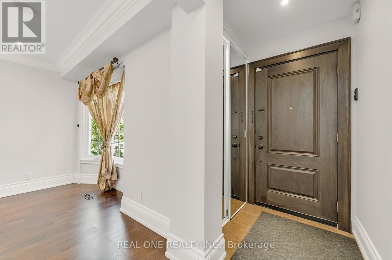 67 Eleanor Circle, Richmond Hill, Ontario  L4C 6K6 - Photo 4 - N13226138