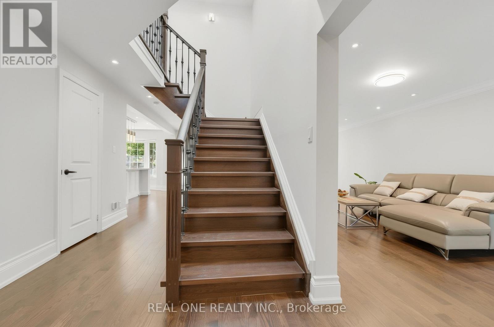 67 Eleanor Circle, Richmond Hill, Ontario  L4C 6K6 - Photo 5 - N13226138