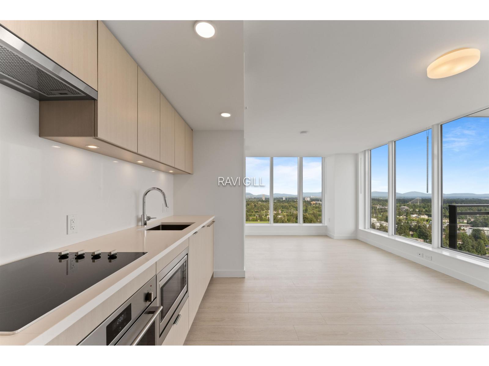 802 13675 107a Avenue, Surrey, British Columbia  V3T 0X3 - Photo 3 - R3130537