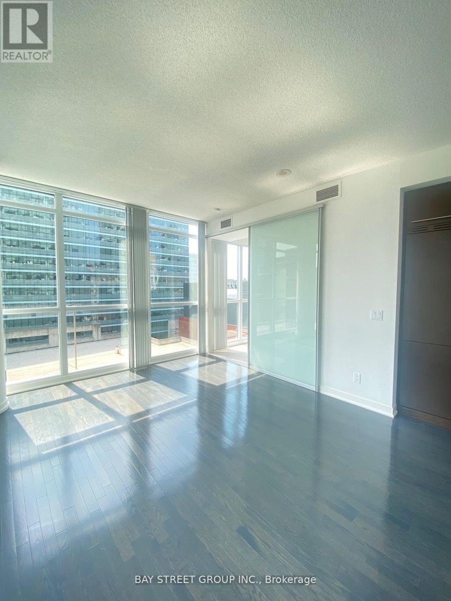 1010 - 770 Bay Street, Toronto, Ontario  M5G 0A6 - Photo 2 - C13226196