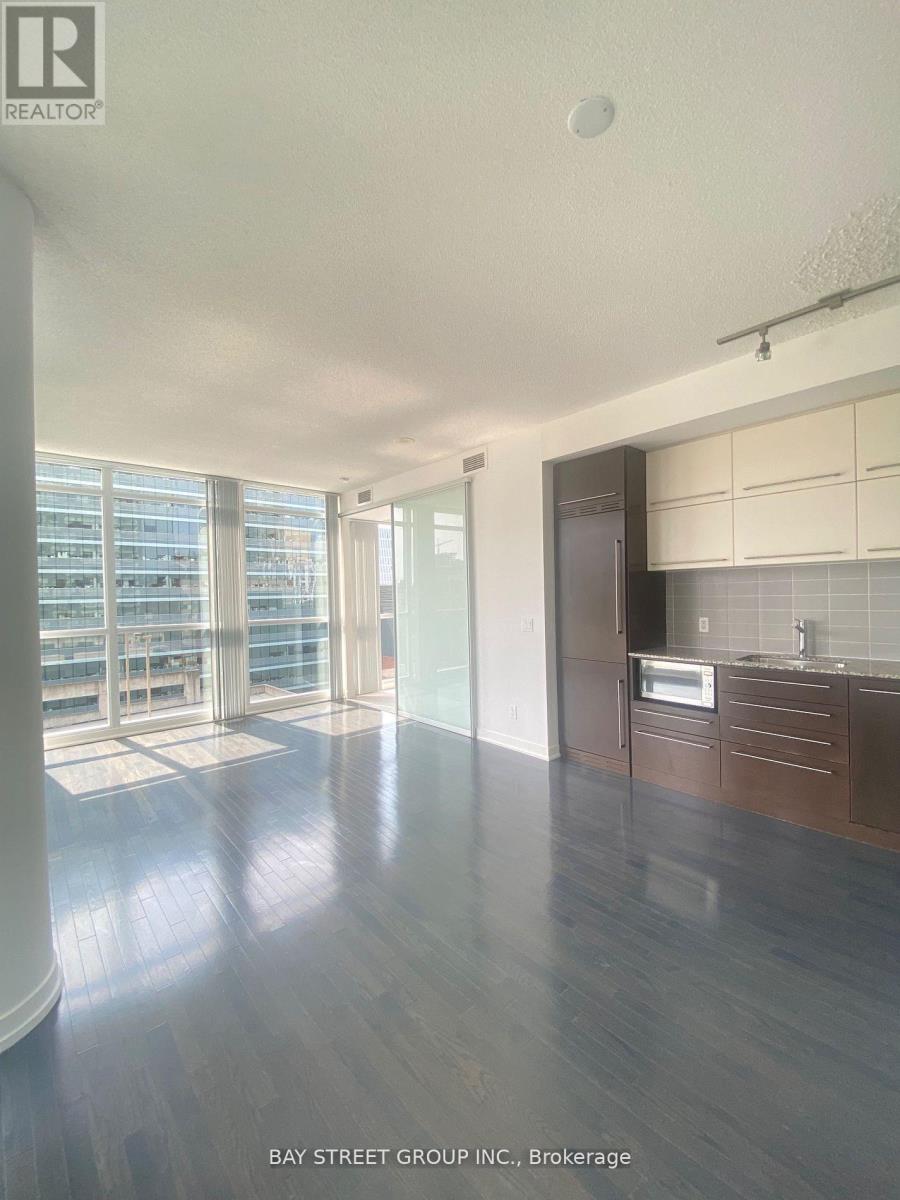 1010 - 770 Bay Street, Toronto, Ontario  M5G 0A6 - Photo 3 - C13226196