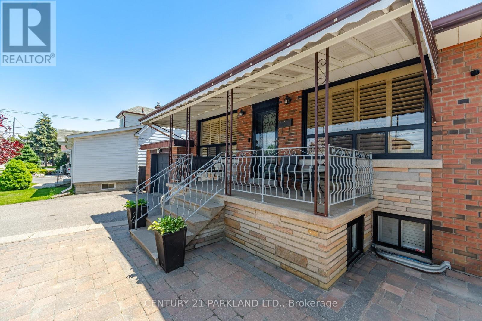 73 Sunset Trail, Toronto, Ontario  M9M 1J7 - Photo 3 - W13226340