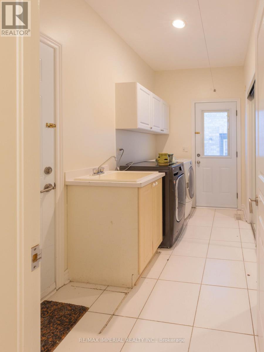 2 Farnham Drive, Richmond Hill, Ontario  L4B 4B4 - Photo 11 - N13226356
