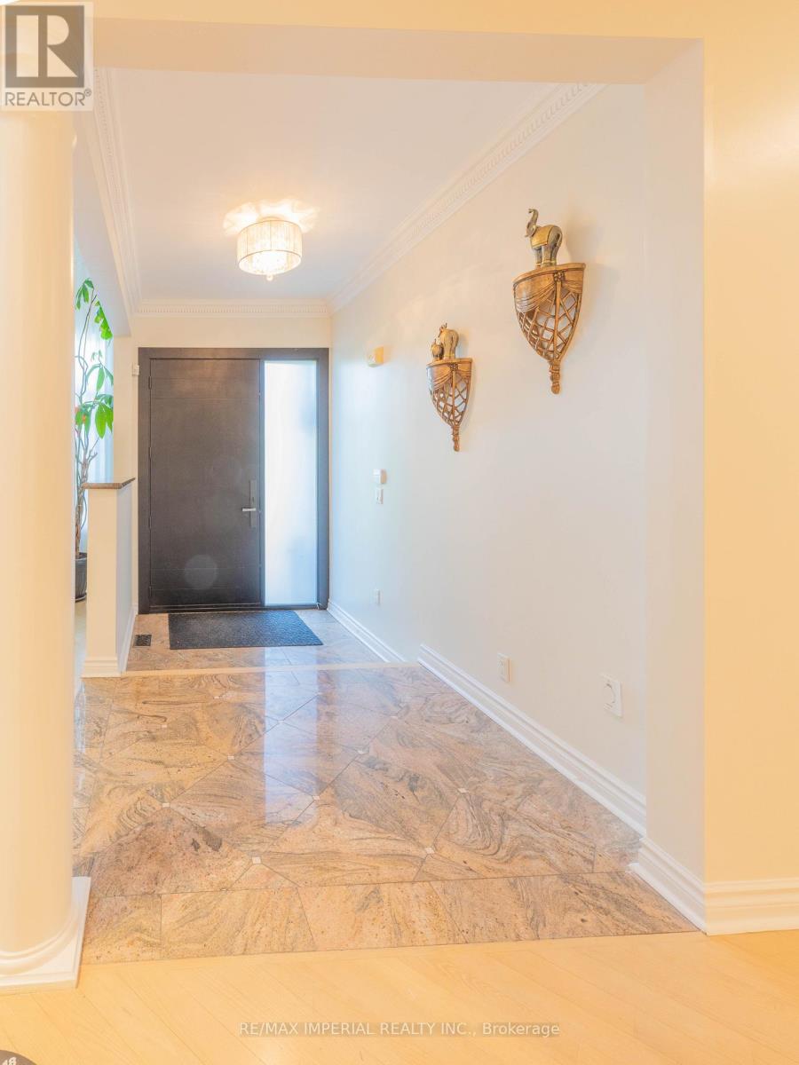 2 Farnham Drive, Richmond Hill, Ontario  L4B 4B4 - Photo 2 - N13226356