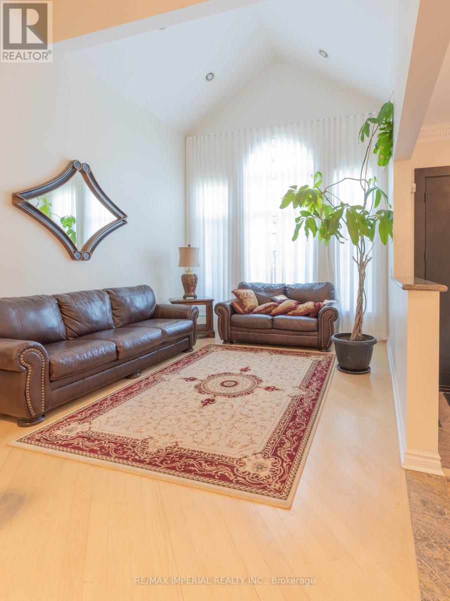 2 Farnham Drive, Richmond Hill, Ontario  L4B 4B4 - Photo 3 - N13226356