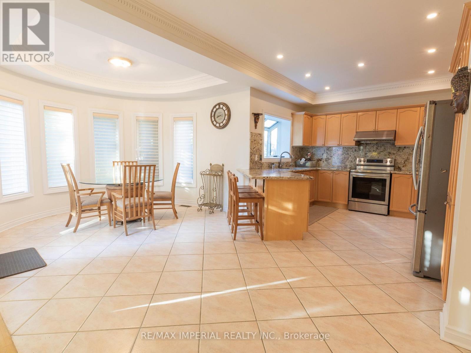 2 Farnham Drive, Richmond Hill, Ontario  L4B 4B4 - Photo 7 - N13226356