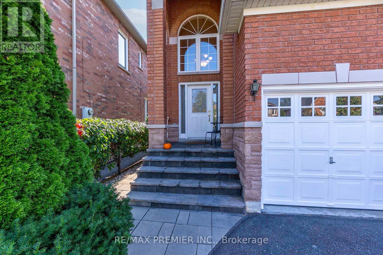 431 Pineview Lane, Pickering, Ontario  L1V 7G9 - Photo 3 - E13226460