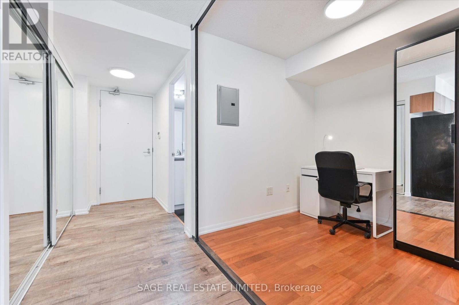 902 - 38 Grenville Street, Toronto, Ontario  M4Y 1A5 - Photo 3 - C13226652