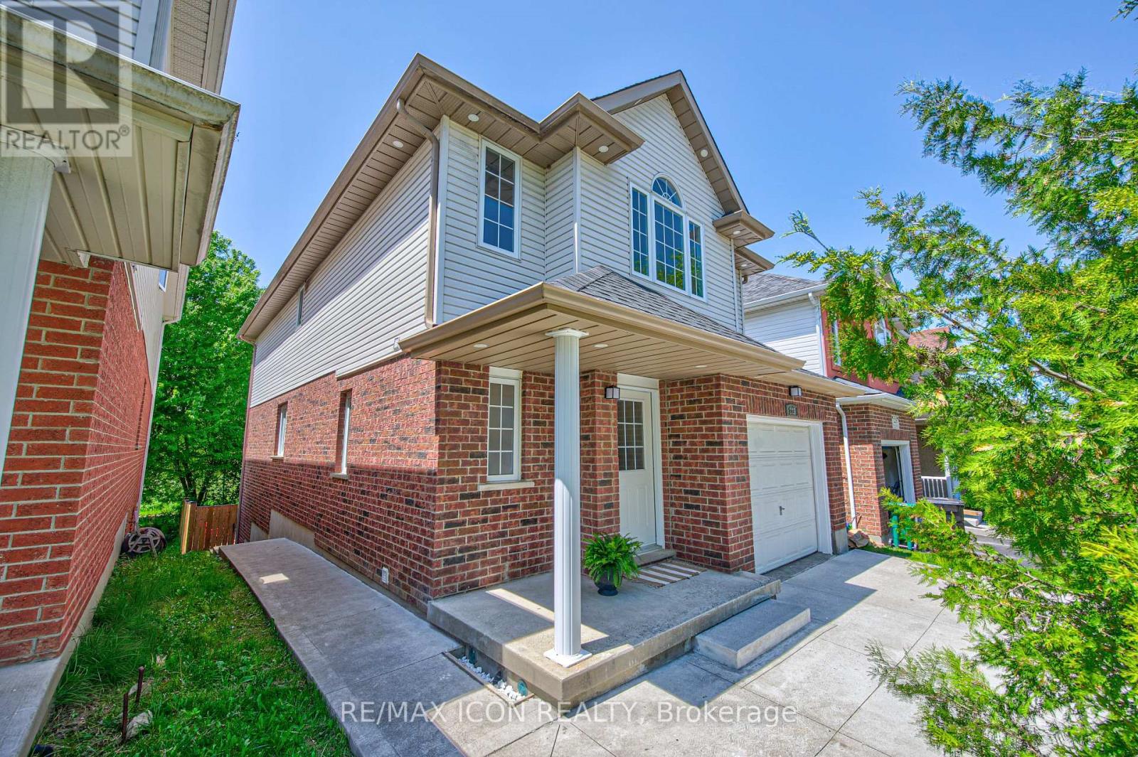 223 Buttercup Court, Waterloo, Ontario  N2V 2W8 - Photo 2 - X13226630