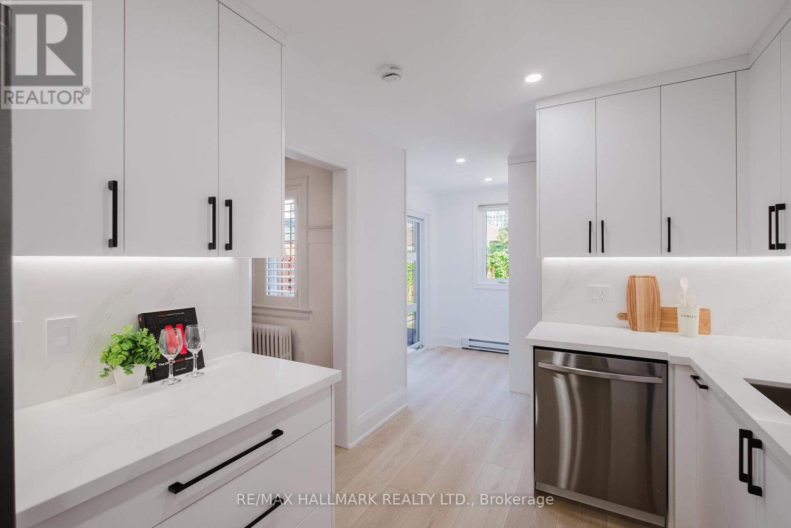 18 Glen Stewart Avenue, Toronto, Ontario  M4E 1P7 - Photo 12 - E13226814