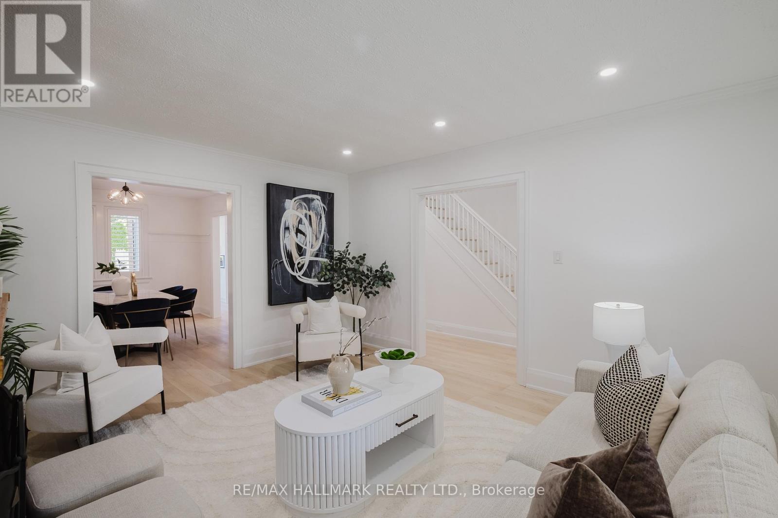 18 Glen Stewart Avenue, Toronto, Ontario  M4E 1P7 - Photo 5 - E13226814