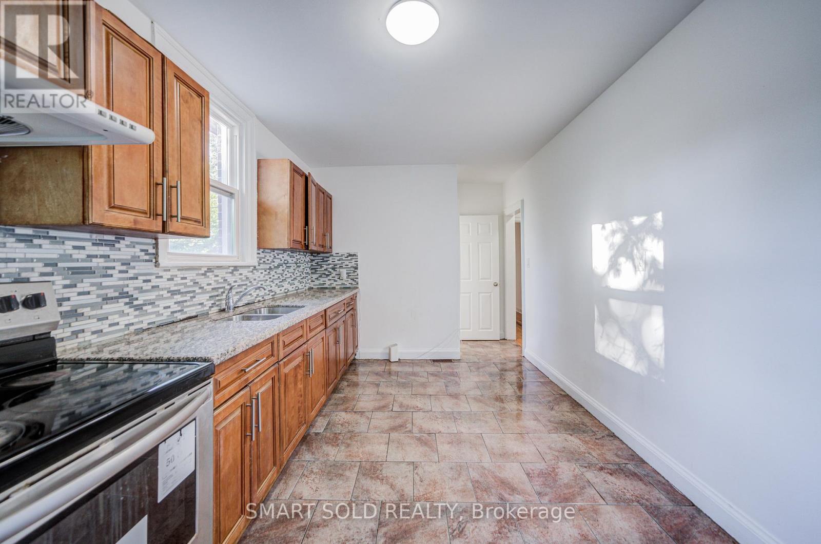 77 Fennell Avenue, Hamilton, Ontario  L9C 1E8 - Photo 2 - X13226186