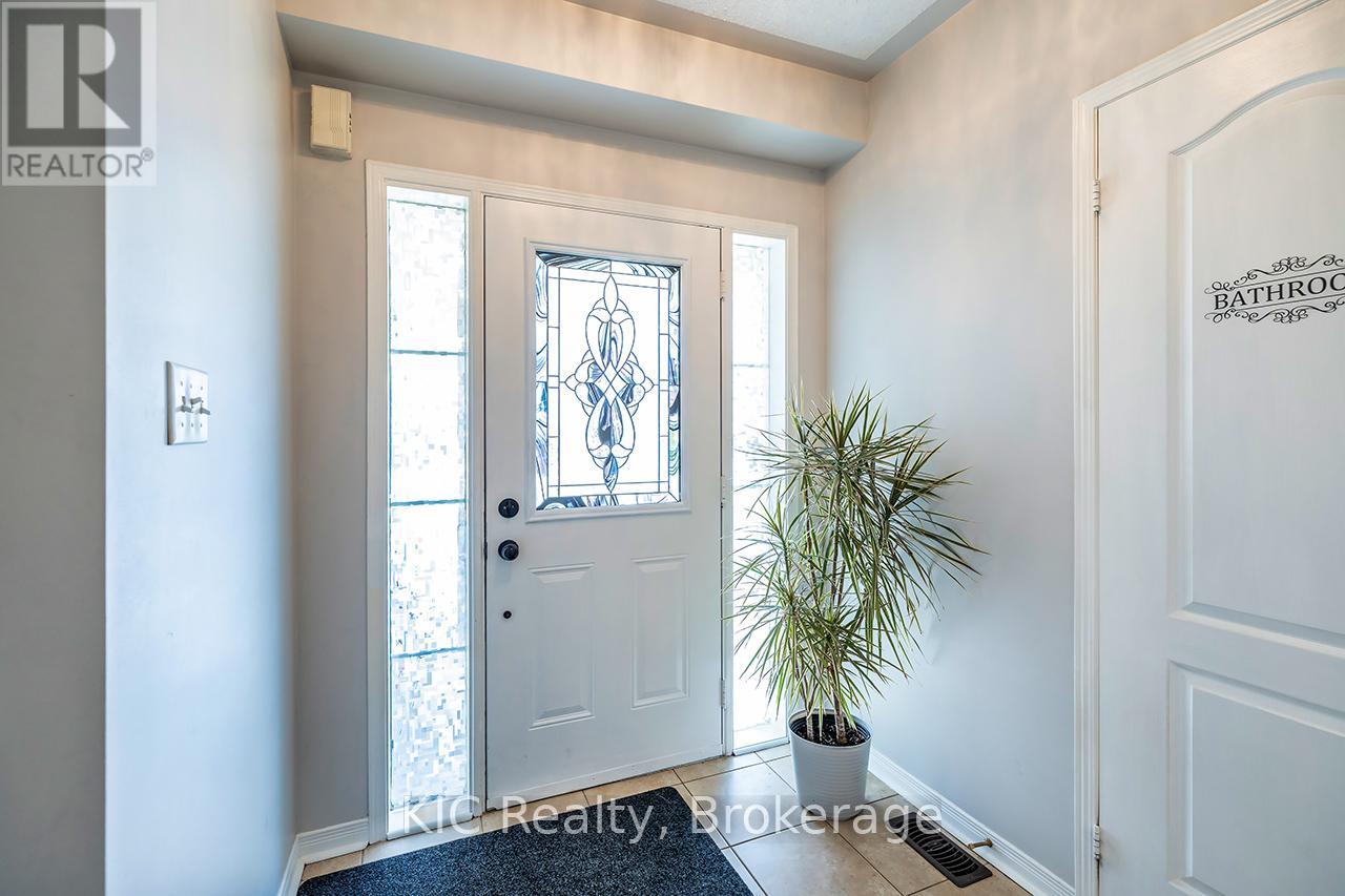 40 Puttingedge Drive, Whitby, Ontario  L1R 0H7 - Photo 4 - E13226848