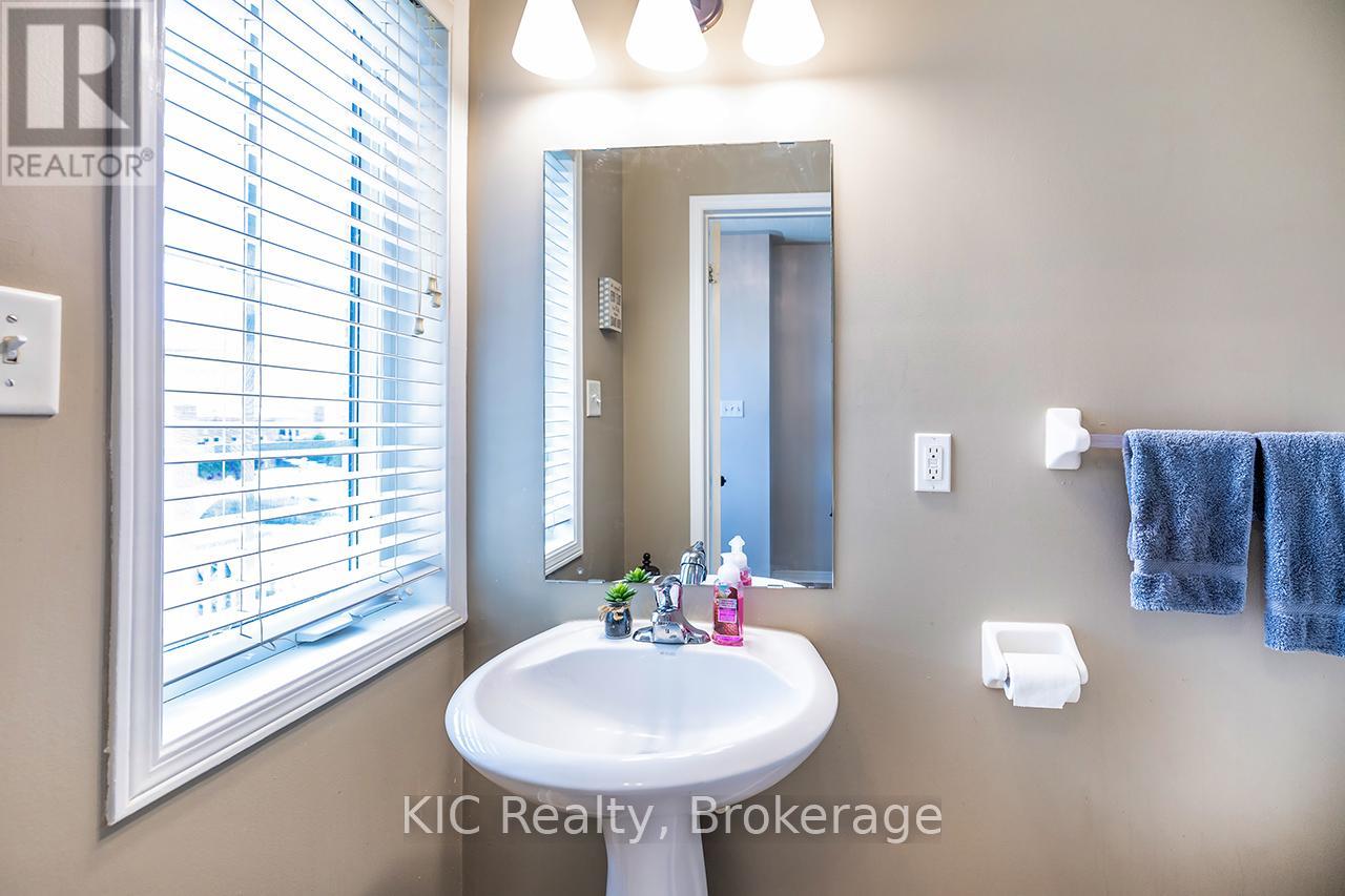 40 Puttingedge Drive, Whitby, Ontario  L1R 0H7 - Photo 5 - E13226848