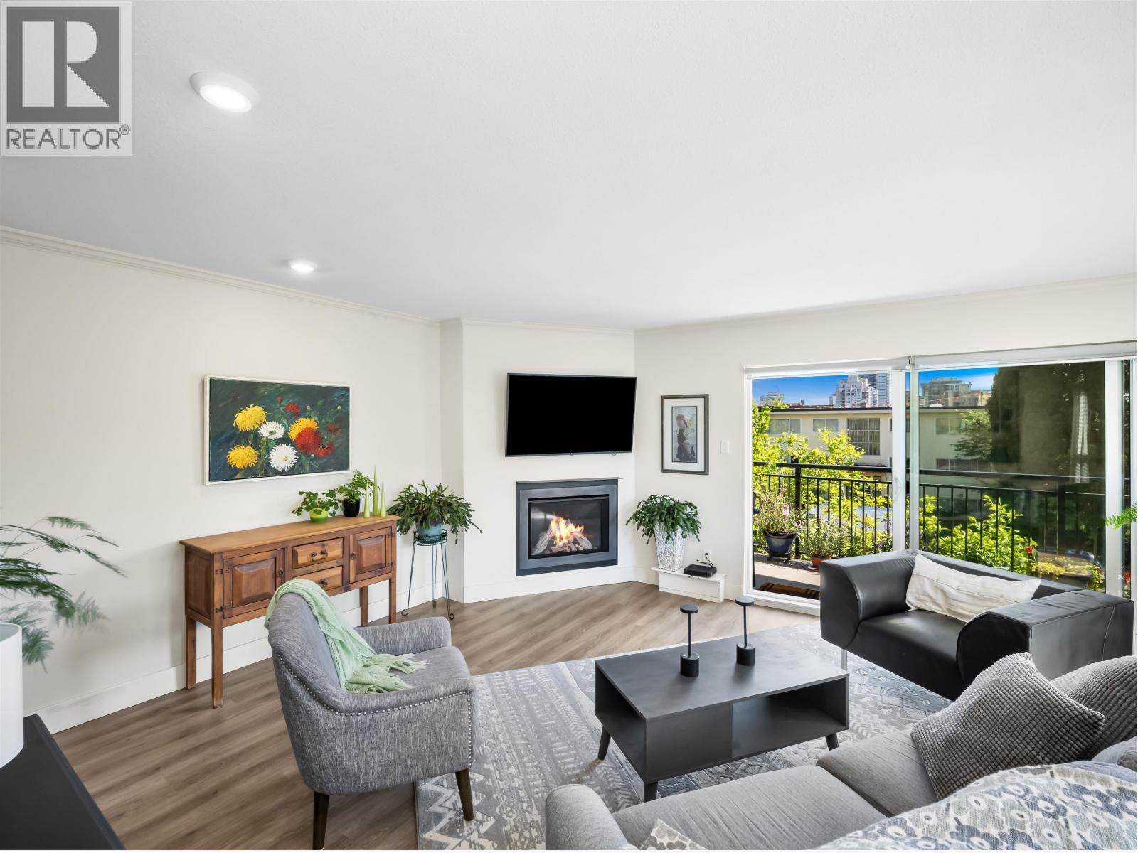 202 134 W 20th Street, North Vancouver, British Columbia  V7M 1Y4 - Photo 4 - R3130543