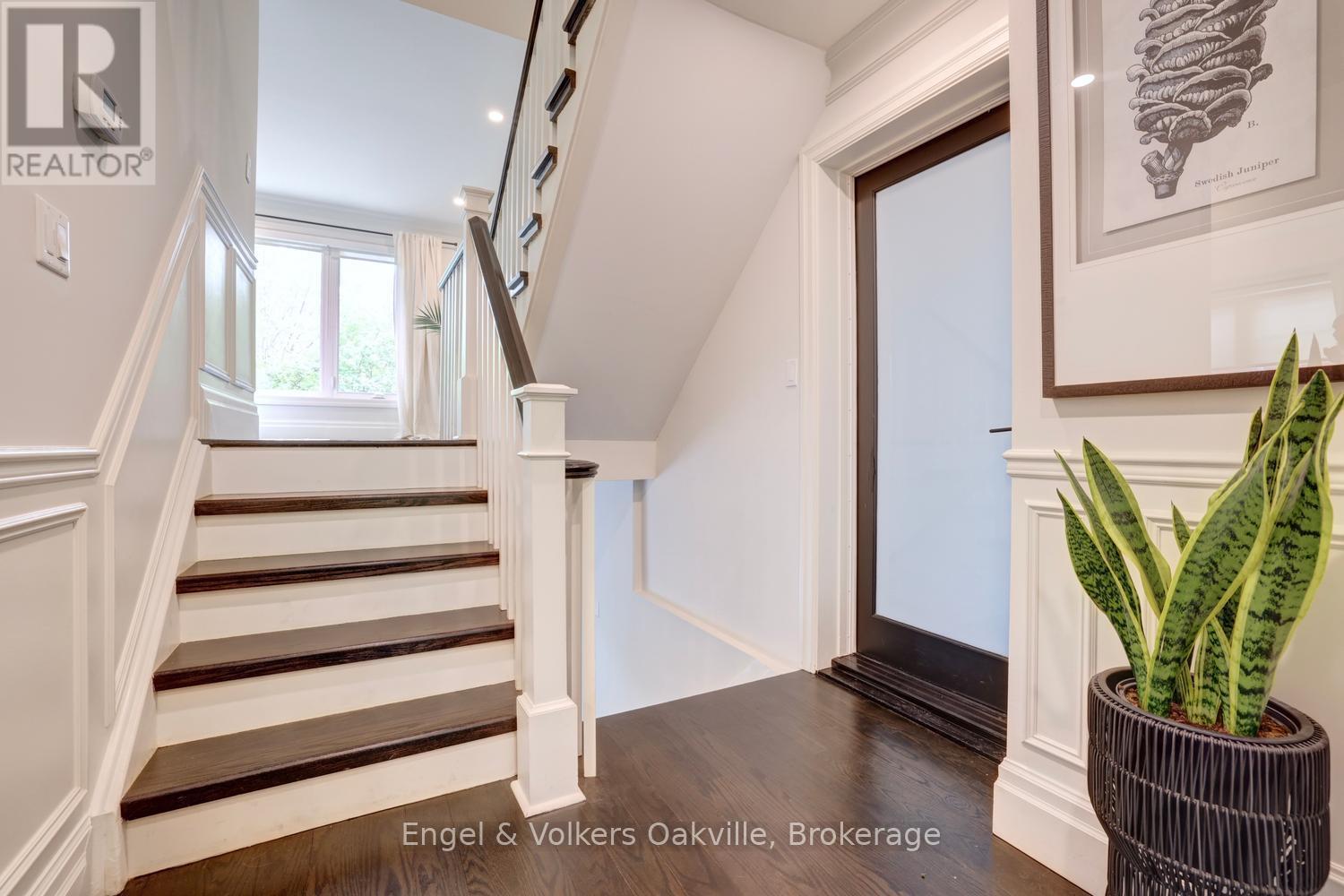 266 Mohawk Road, Oakville, Ontario  L6L 6C3 - Photo 5 - W13226904