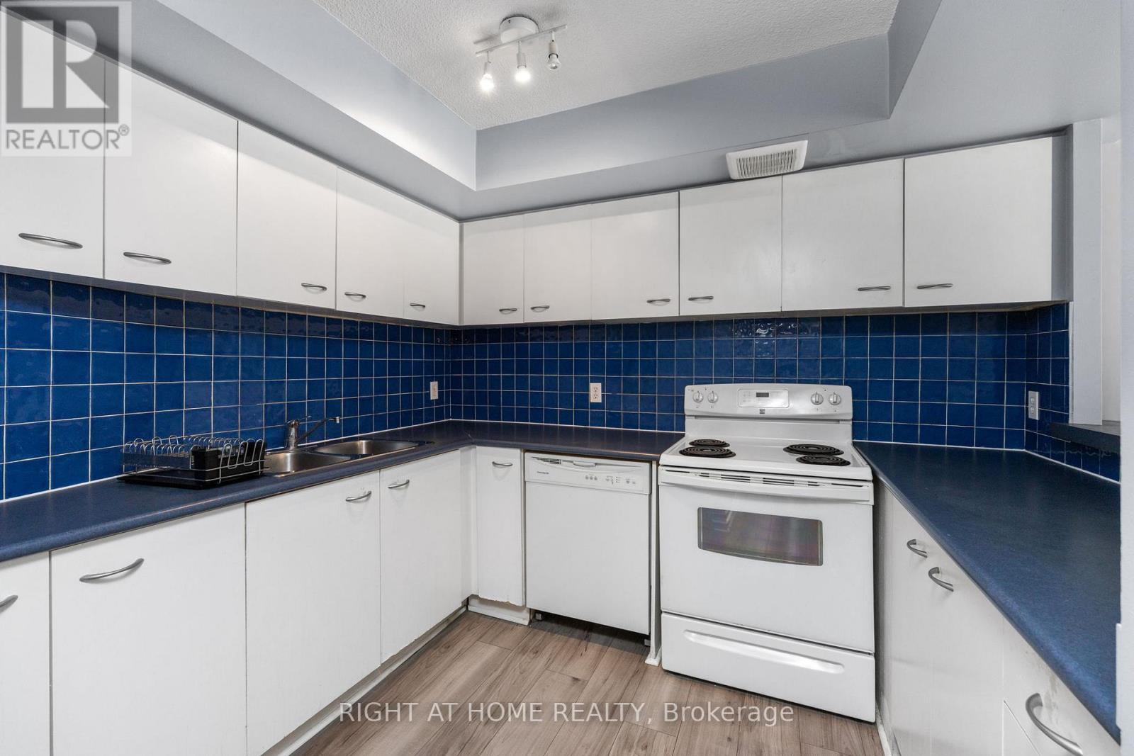 303 - 25 The Esplanade, Toronto, Ontario  M5E 1W5 - Photo 6 - C13227062