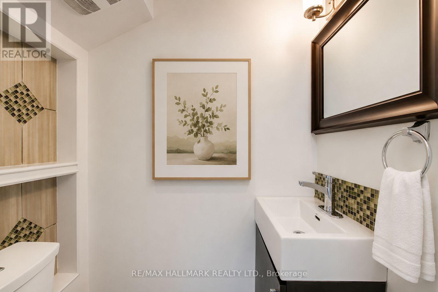 35 Benlamond Avenue, Toronto, Ontario  M4E 1Y8 - Photo 4 - E13227090