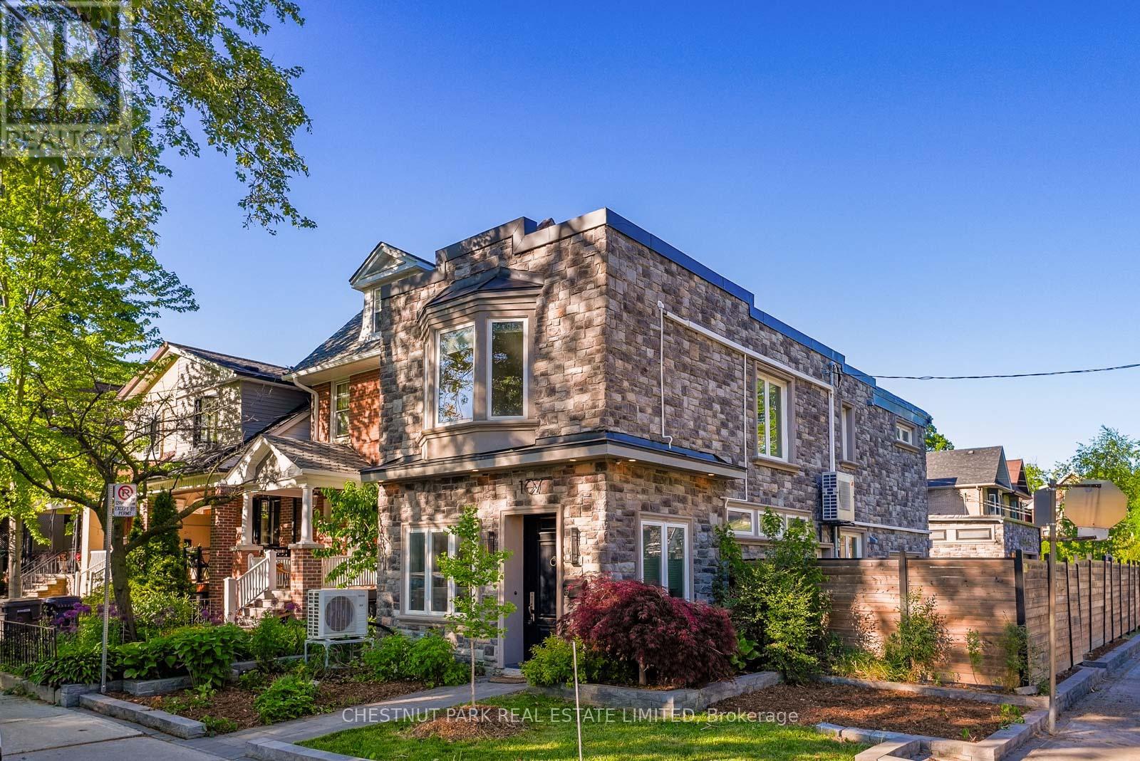 <div class="slider-price">$1,599,000</div><p>107 Eaton Avenue, Toronto, Ontario</p>
