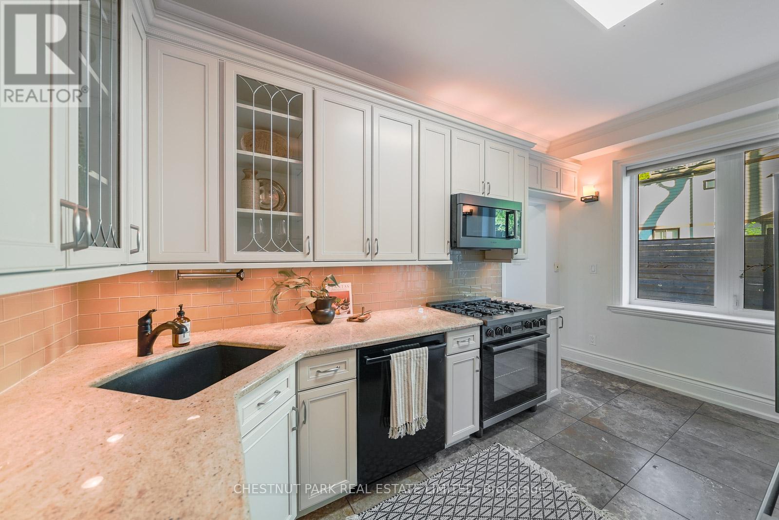107 Eaton Avenue, Toronto, Ontario  M4J 2Z6 - Photo 7 - E13227132
