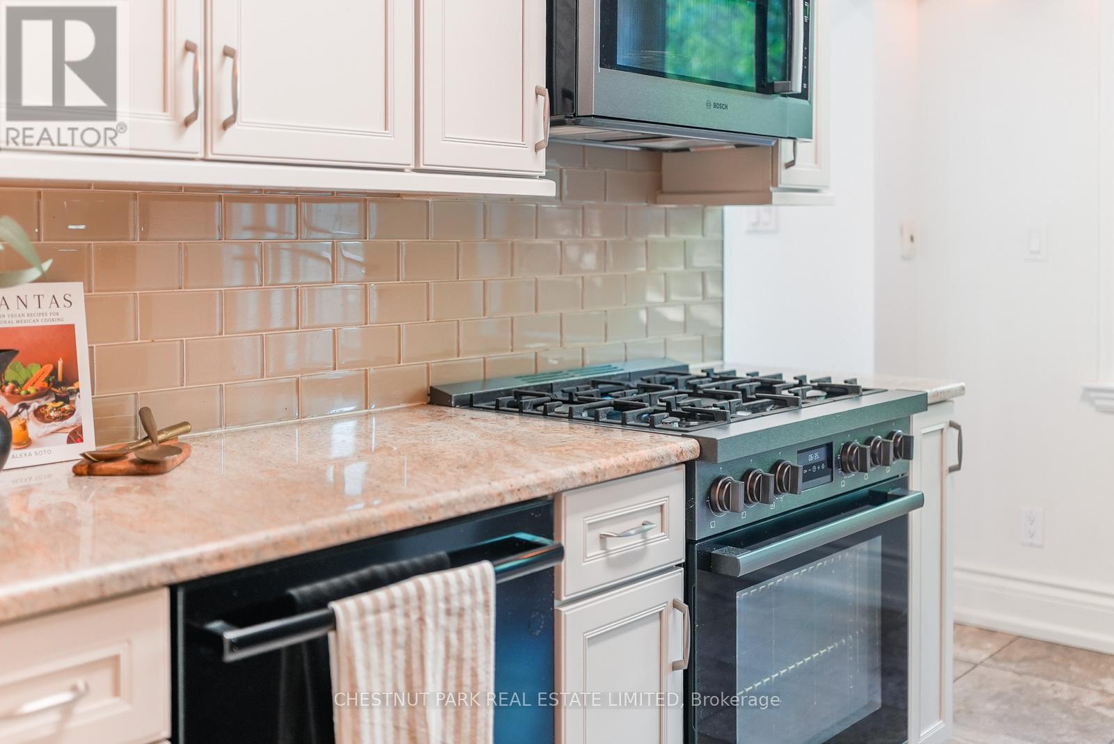107 Eaton Avenue, Toronto, Ontario  M4J 2Z6 - Photo 9 - E13227132