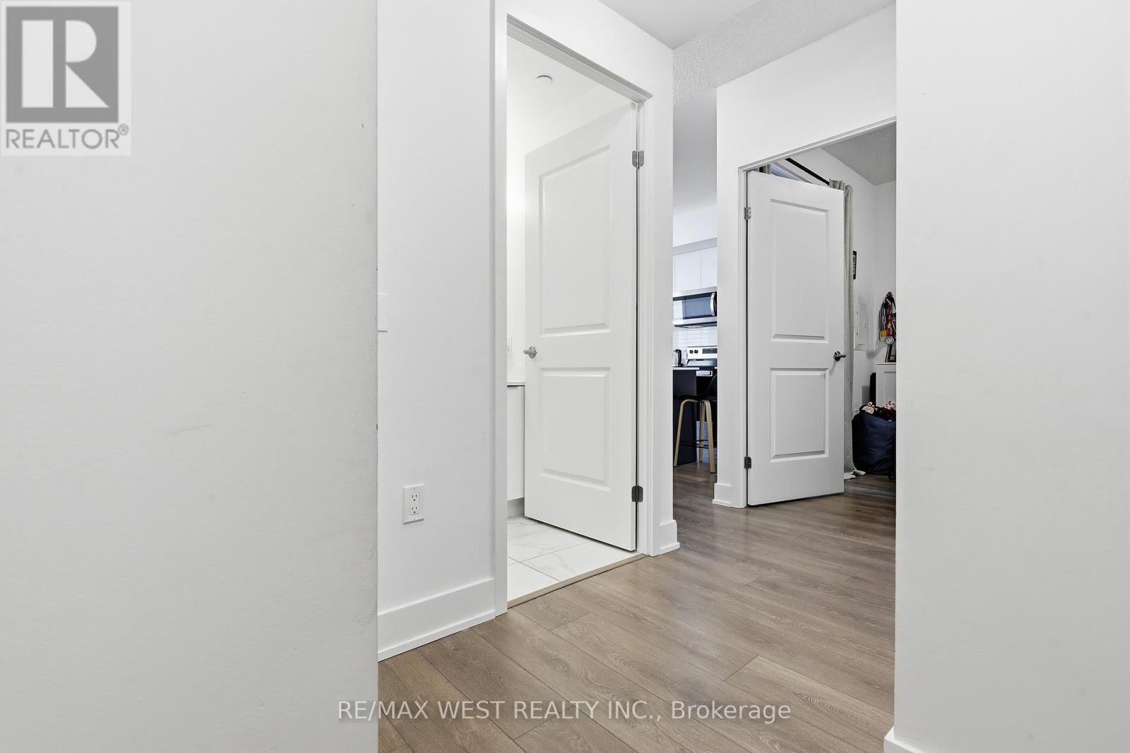 1310 - 202 Burnhamthorpe Road E, Mississauga, Ontario  L5A 0B2 - Photo 3 - W13226854
