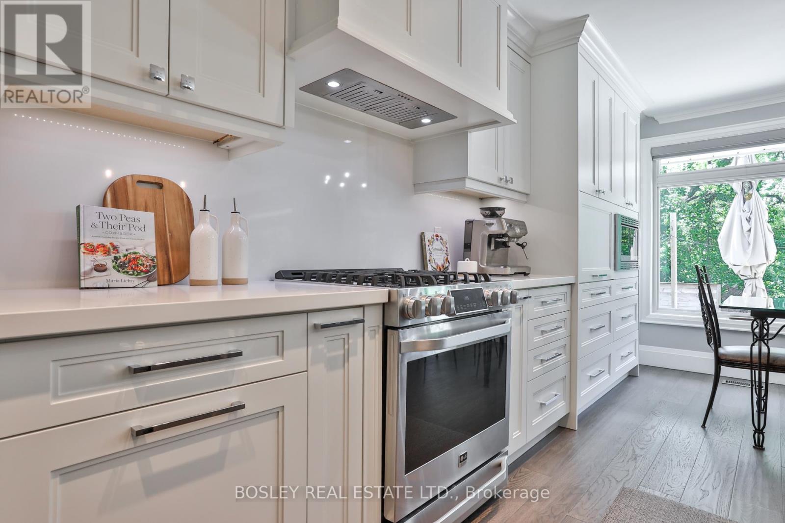 90 Ravenscrest Drive, Toronto, Ontario  M9B 5N3 - Photo 7 - W13226996