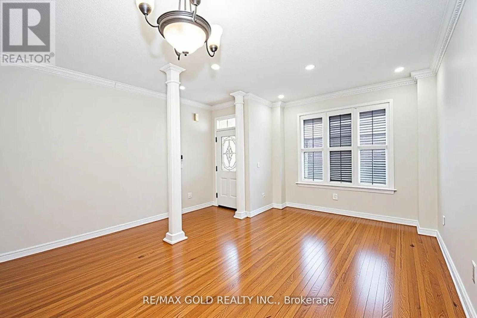 321 Queen Mary Drive, Brampton, Ontario  L7A 3S6 - Photo 2 - W13227028