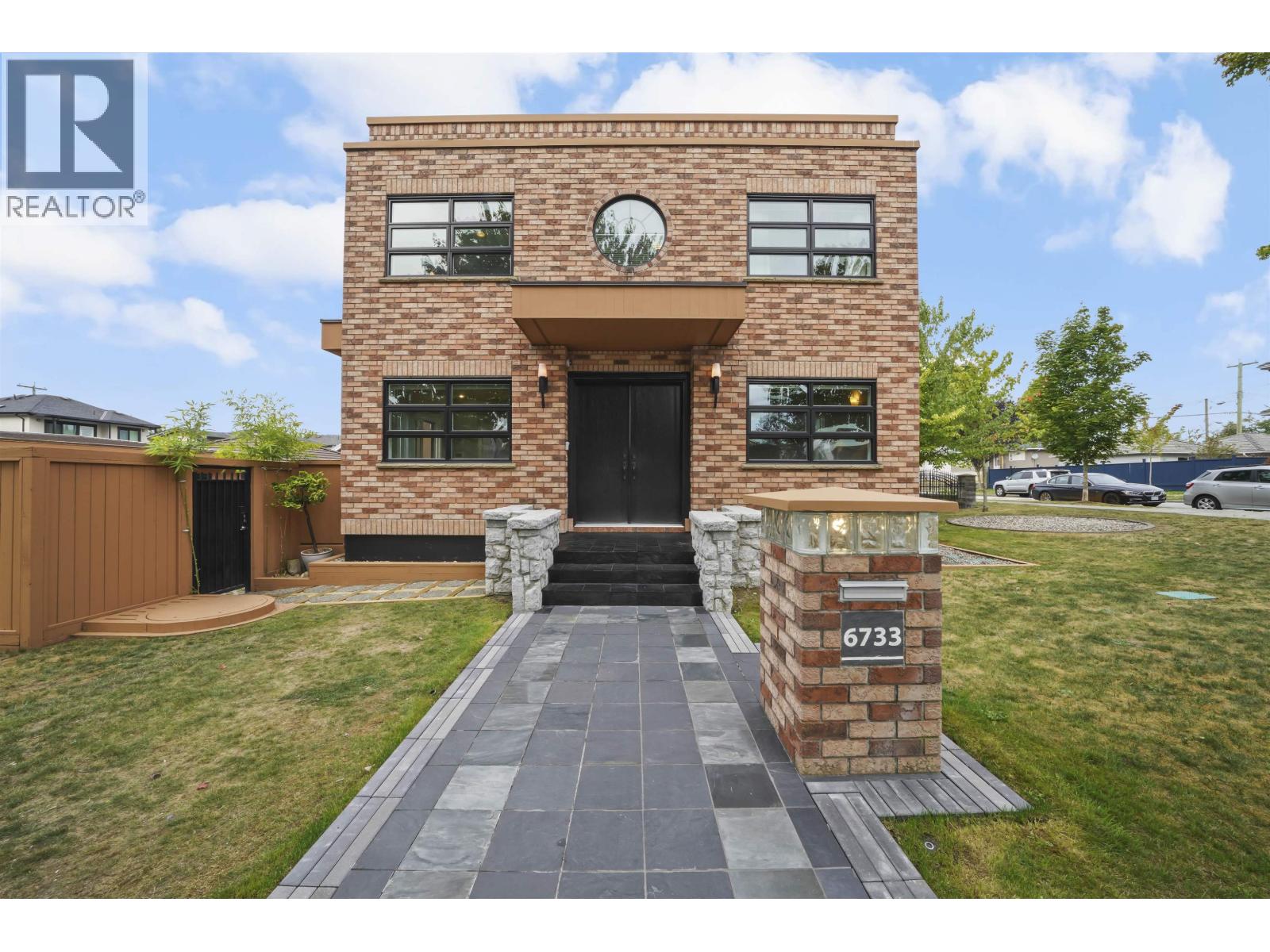 6733 VIVIAN STREET, Vancouver, British Columbia