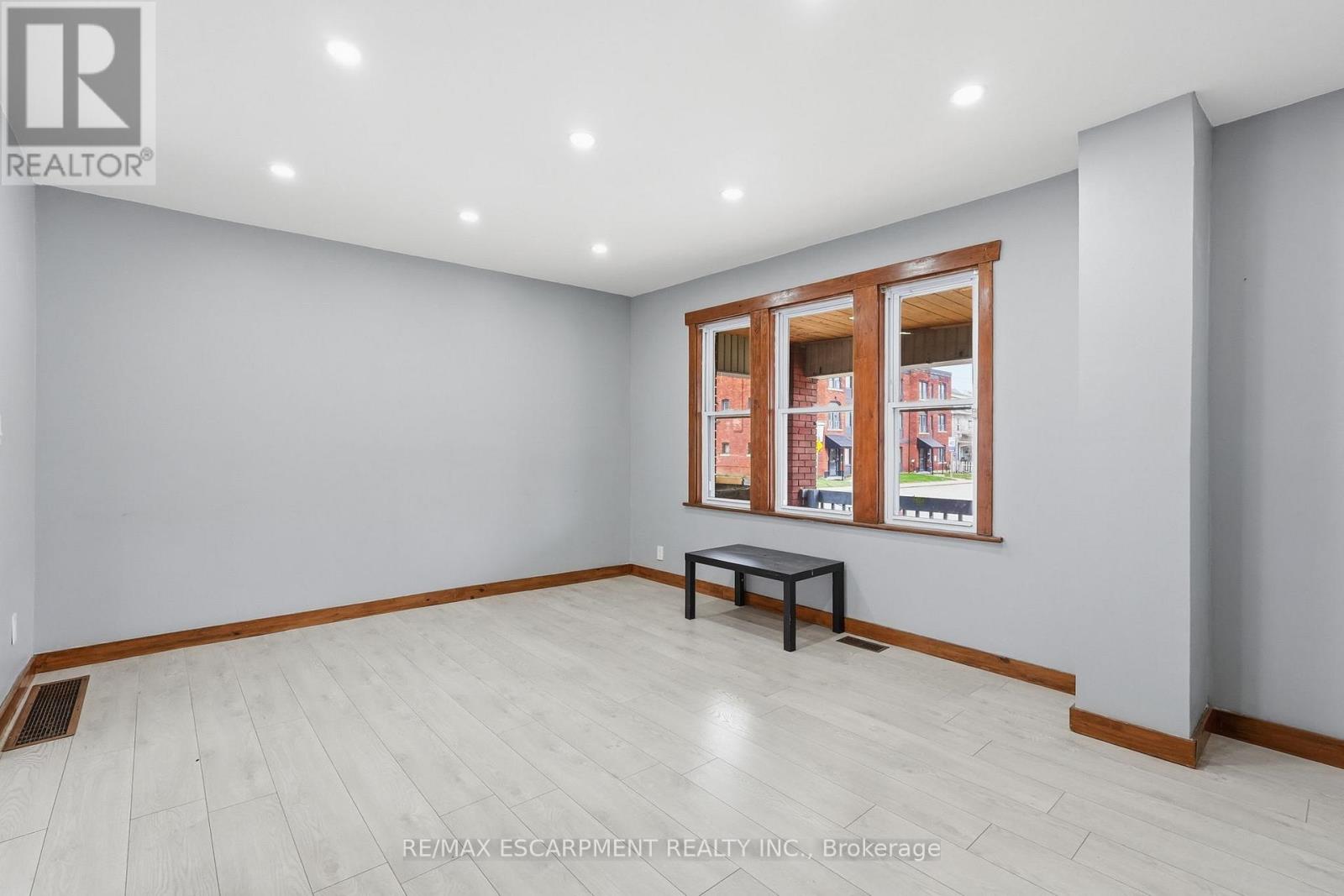 570 Cannon Street E, Hamilton, Ontario  L8L 2G4 - Photo 8 - X12965960