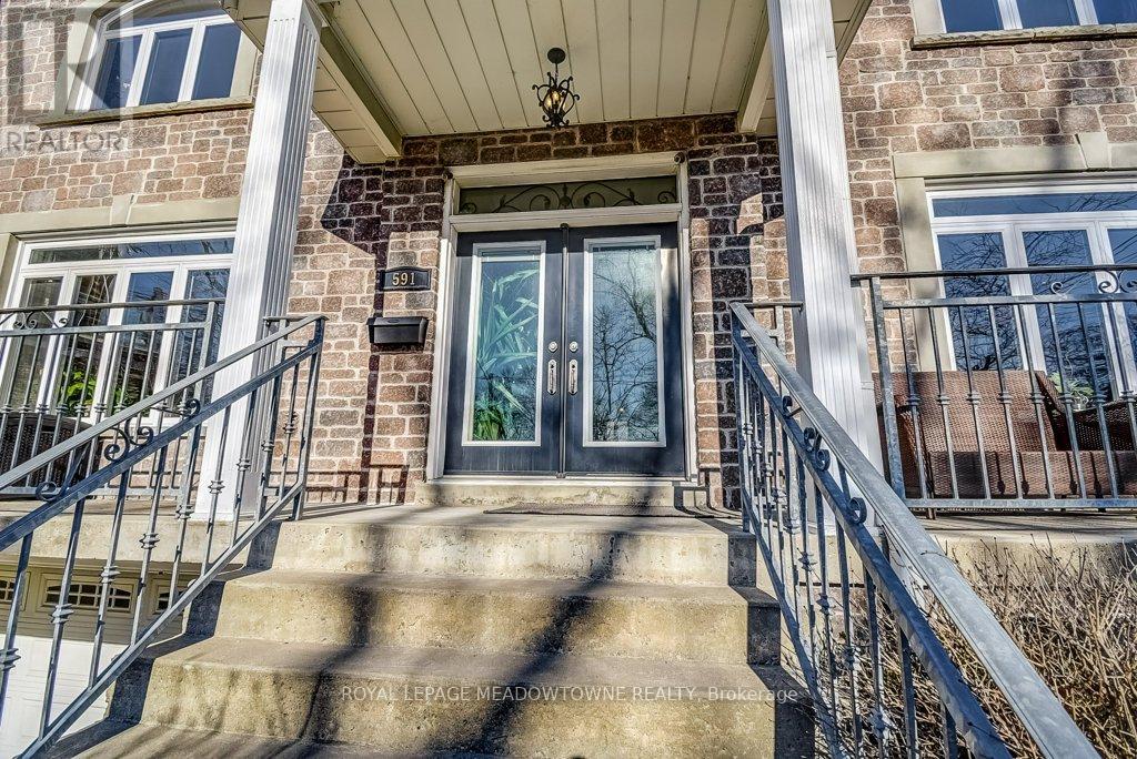 591 Lakeside Avenue, Mississauga, Ontario  L5G 1N7 - Photo 2 - W13227364