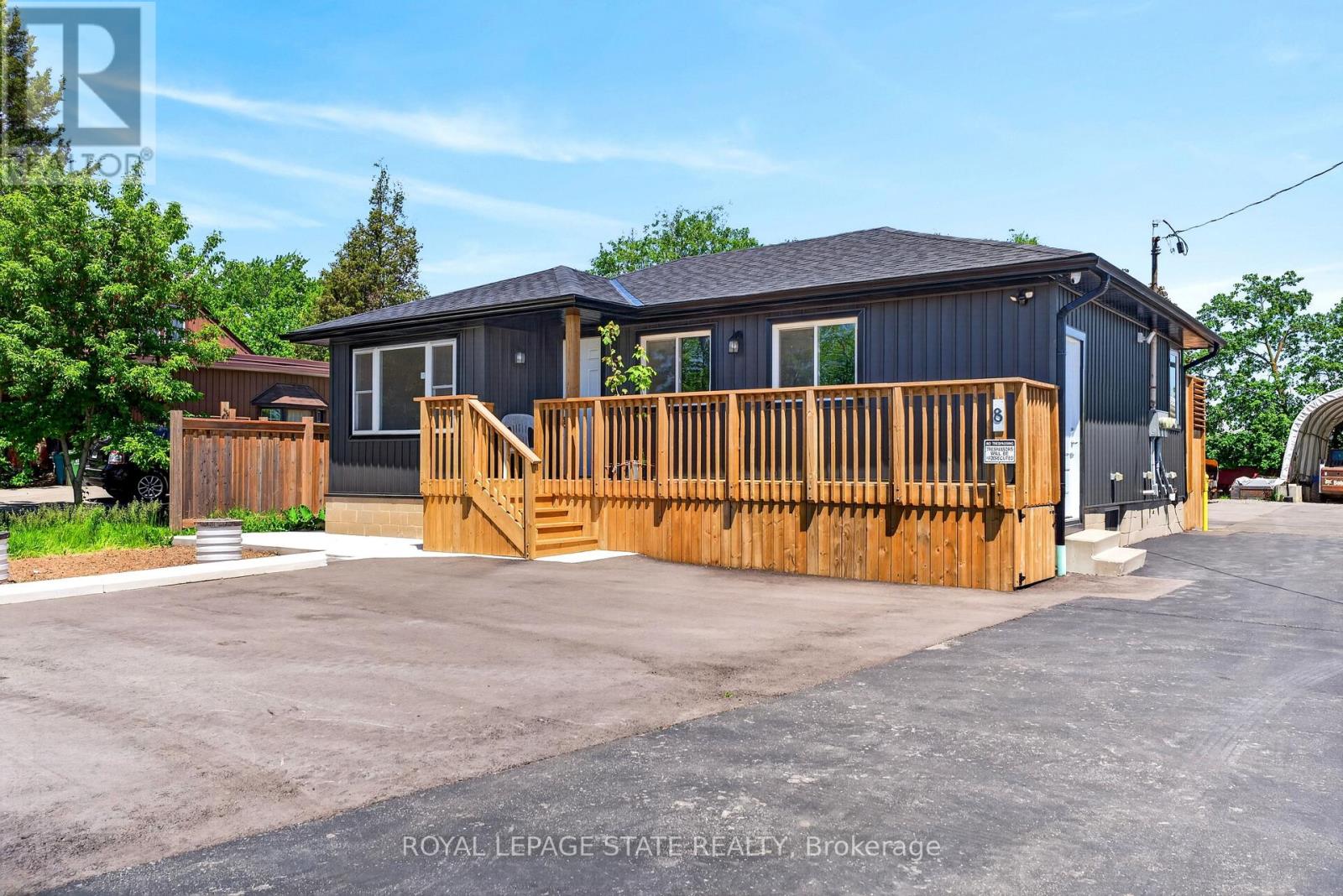 UPPER - 8 CORNELL AVENUE, Hamilton, Ontario