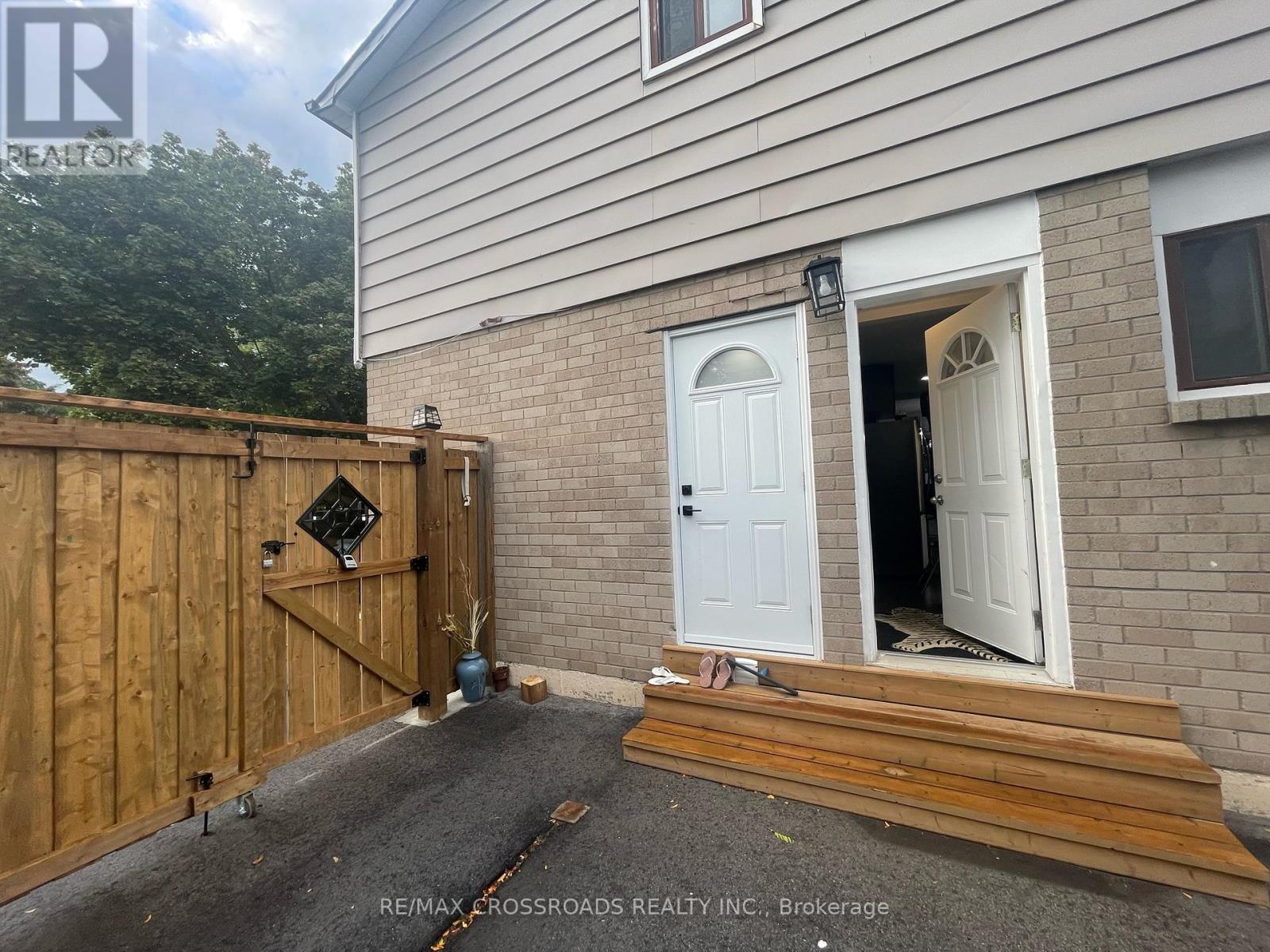 256 Birchcliffe Crescent, Hamilton, Ontario  L8T 4L2 - Photo 3 - X13227414