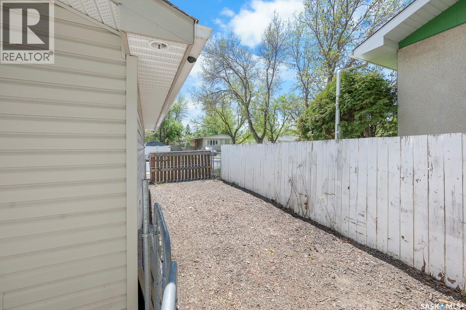 2 Pleasantview Bay, Regina, Saskatchewan  S4R 5H3 - Photo 27 - SK037819