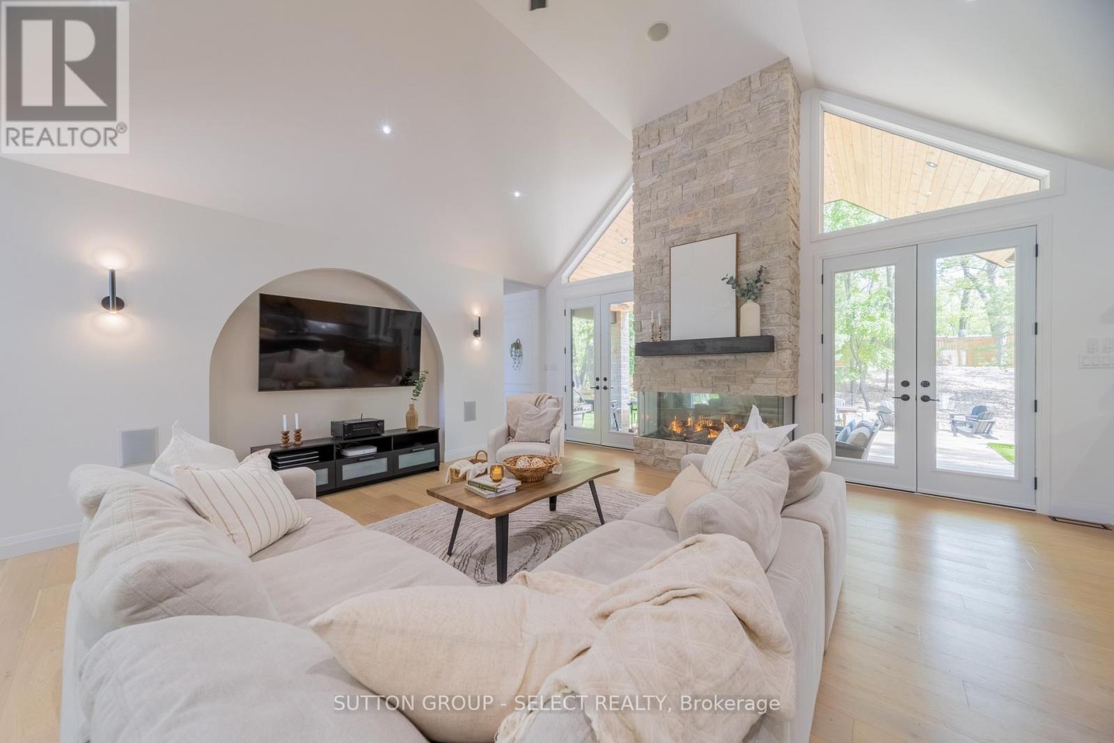 10111 Pinery Bluffs Road, Lambton Shores, Ontario  N0M 1T0 - Photo 10 - X13222982