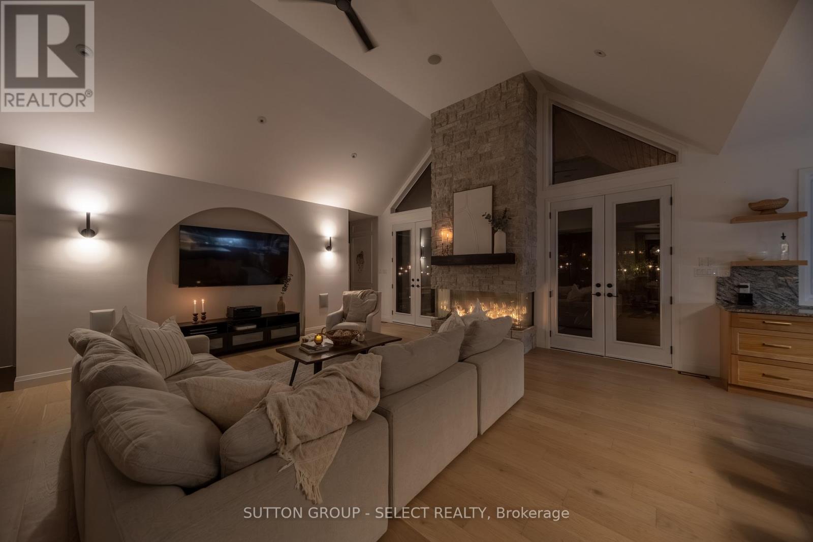 10111 Pinery Bluffs Road, Lambton Shores, Ontario  N0M 1T0 - Photo 11 - X13222982