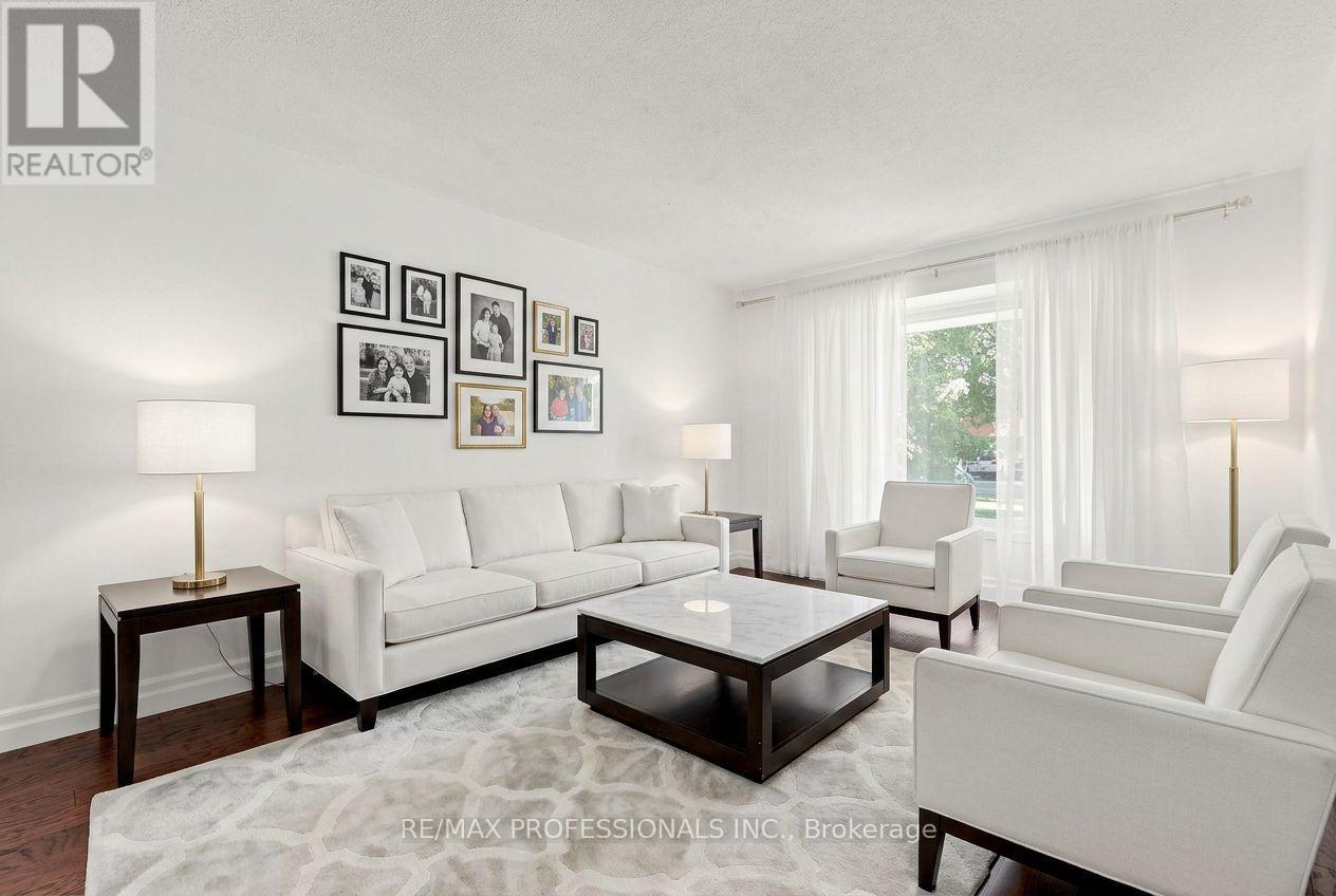 970 Silversmith Drive, Mississauga, Ontario  L5V 1E7 - Photo 3 - W13214208