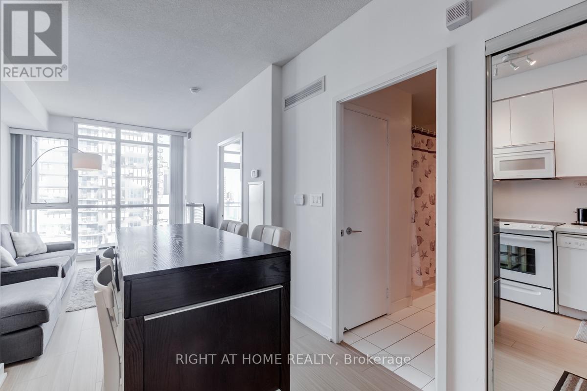 3303 - 15 Iceboat Terrace, Toronto, Ontario  M5V 4A5 - Photo 6 - C13227606