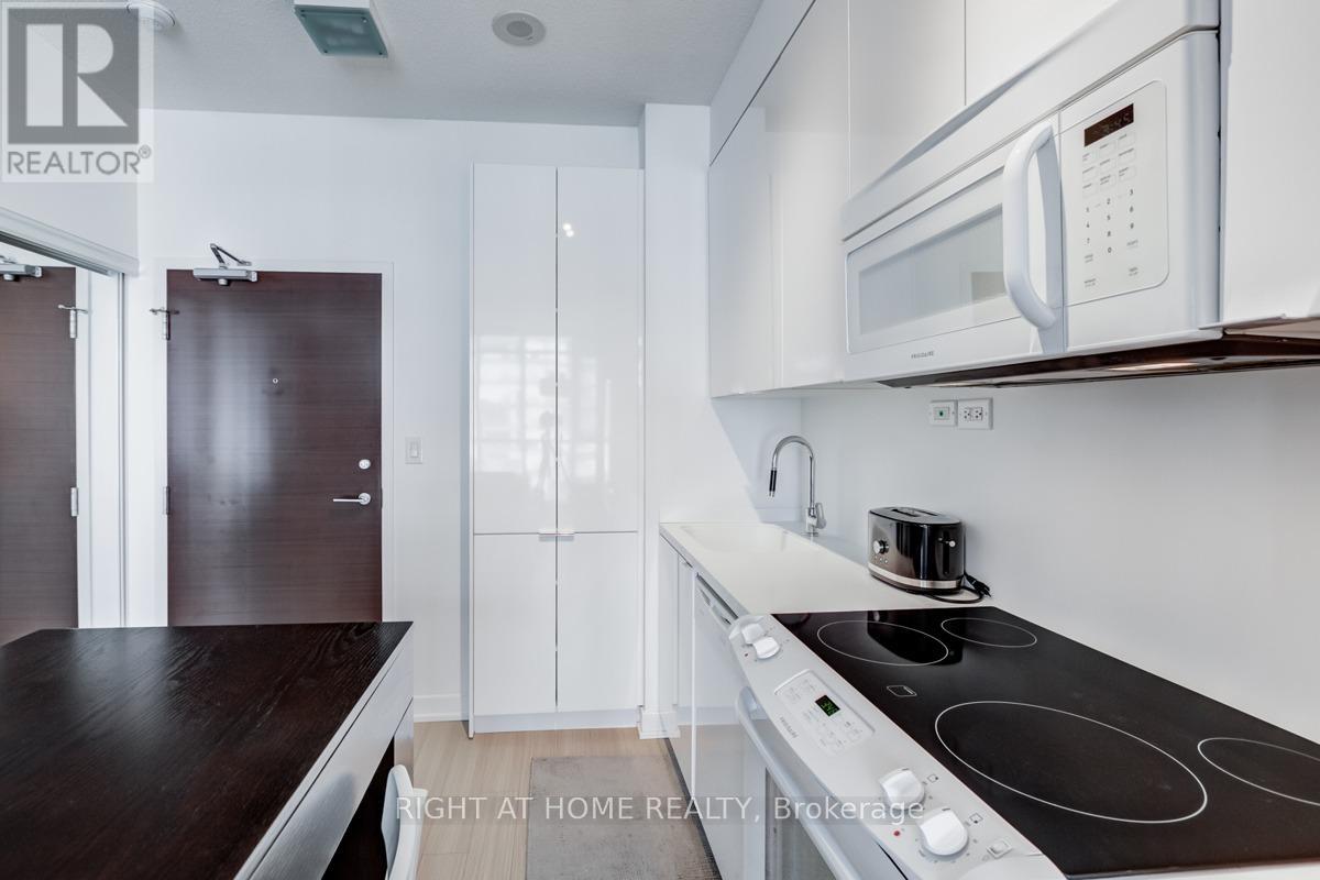 3303 - 15 Iceboat Terrace, Toronto, Ontario  M5V 4A5 - Photo 9 - C13227606