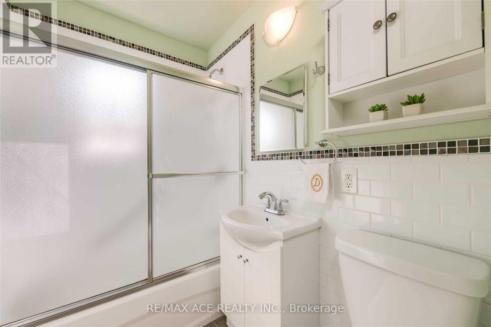 3715 St Clair Avenue E, Toronto, Ontario  M1M 1T5 - Photo 11 - E13227612